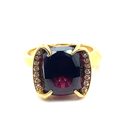 18kt Yellow Gold Garnet Ring with Diamonds